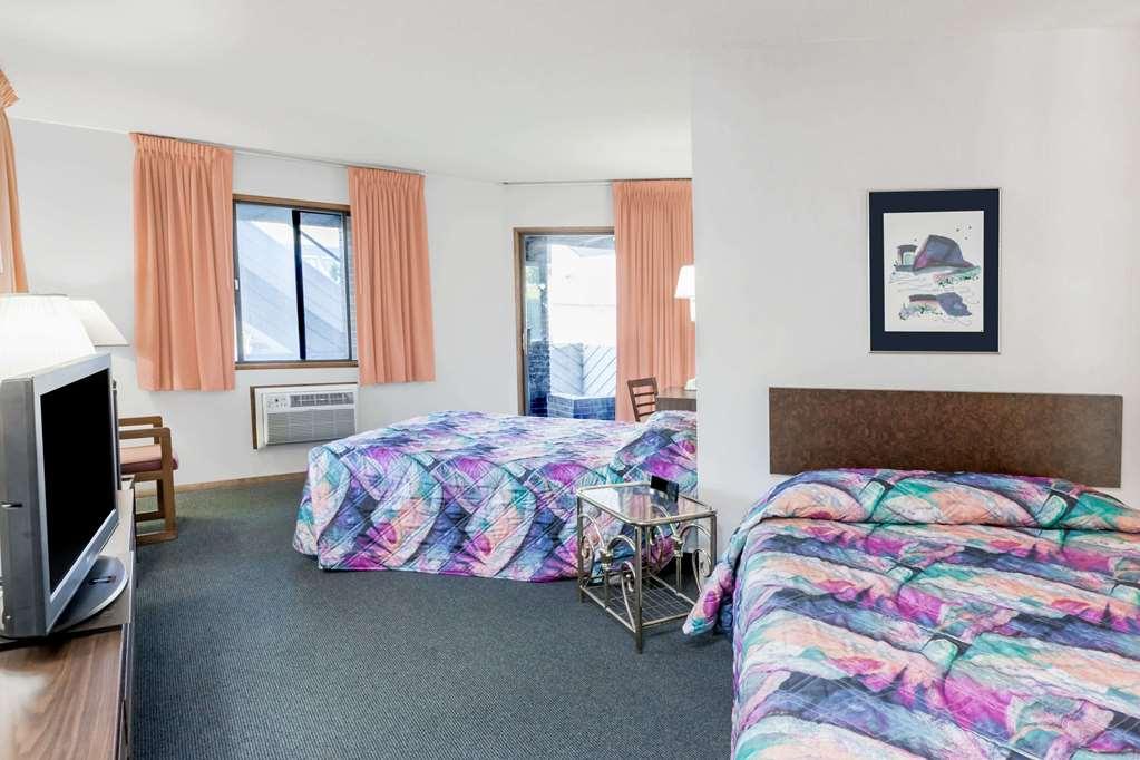 Knights Inn Mackinaw City Room photo