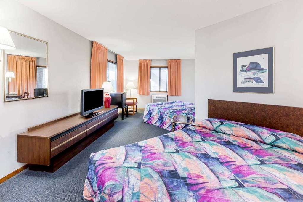 Knights Inn Mackinaw City Room photo