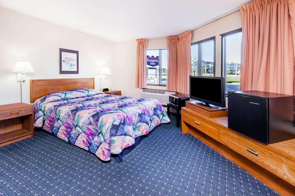 Knights Inn Mackinaw City Room photo
