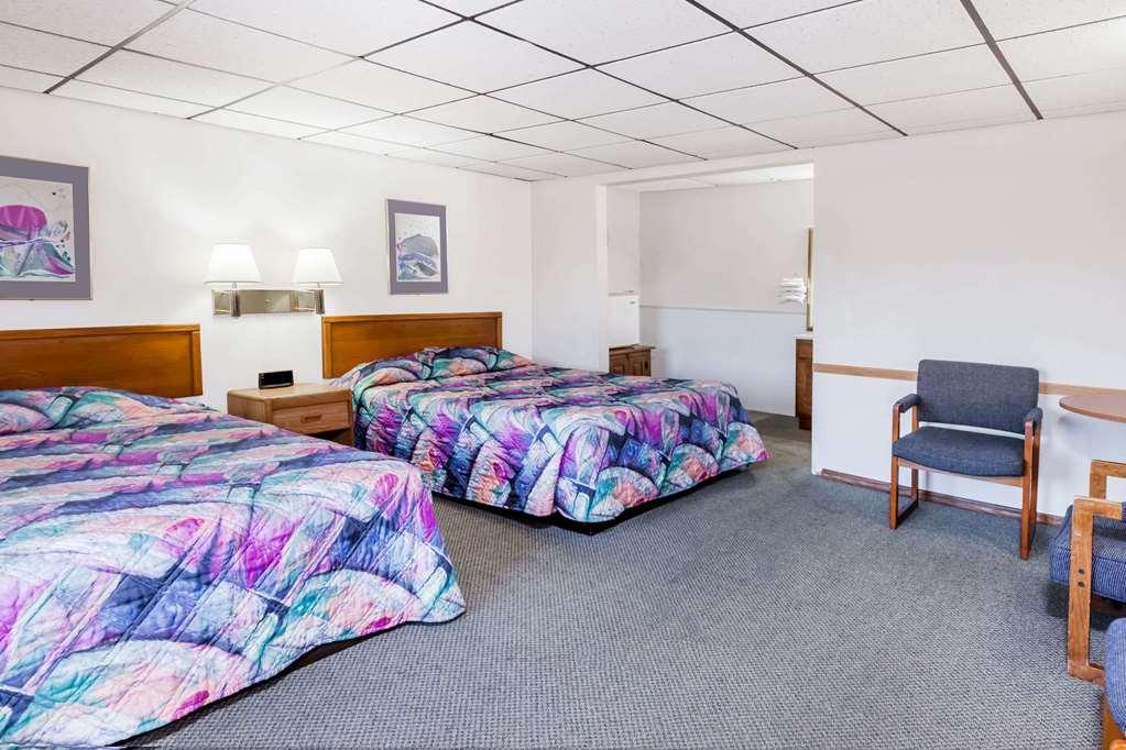 Knights Inn Mackinaw City Room photo