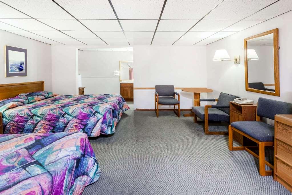 Knights Inn Mackinaw City Room photo