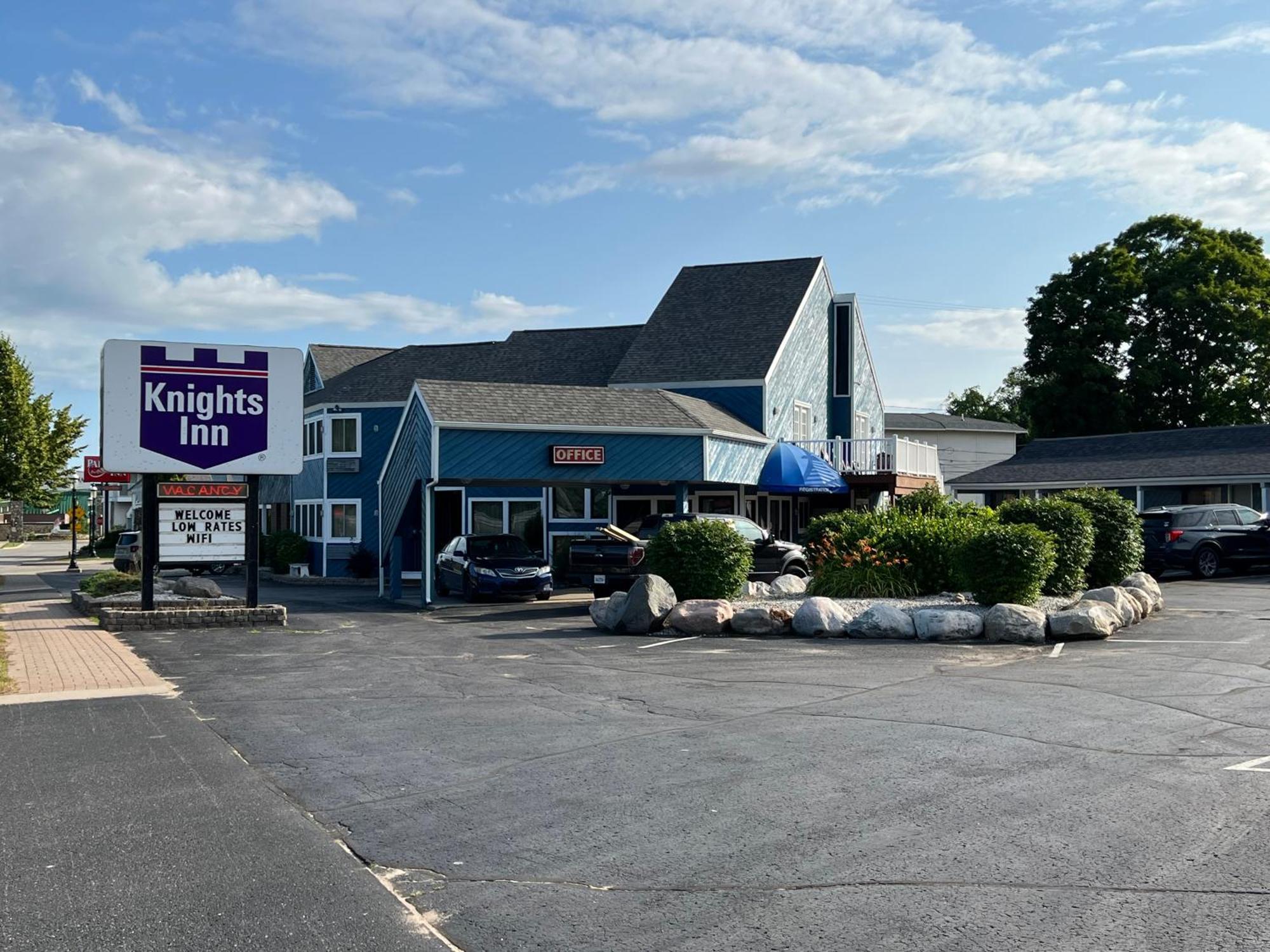 Knights Inn Mackinaw City Exterior photo