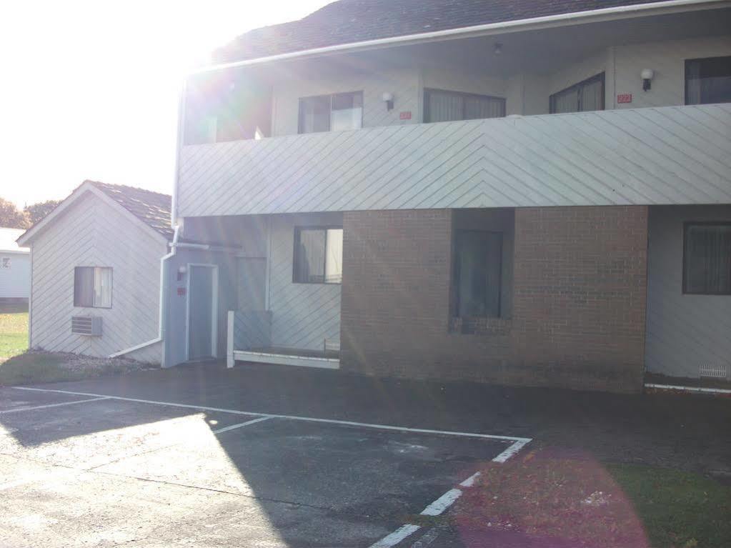 Knights Inn Mackinaw City Exterior photo