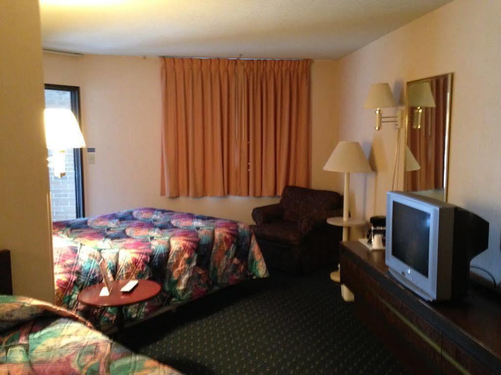 Knights Inn Mackinaw City Exterior photo