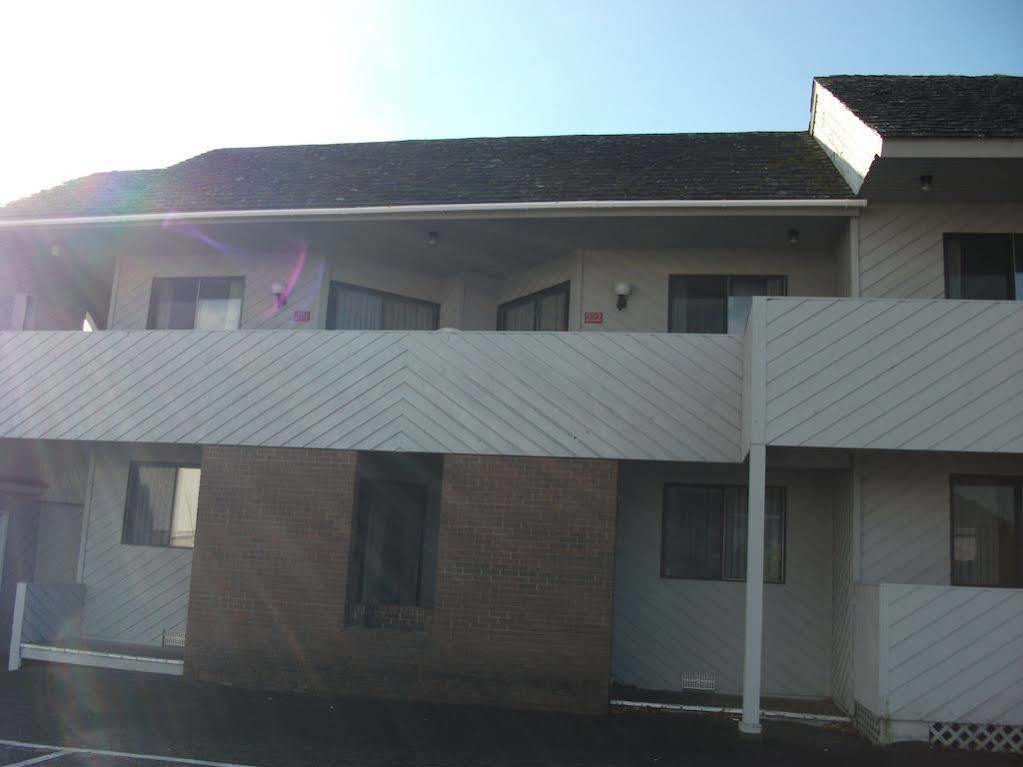 Knights Inn Mackinaw City Exterior photo