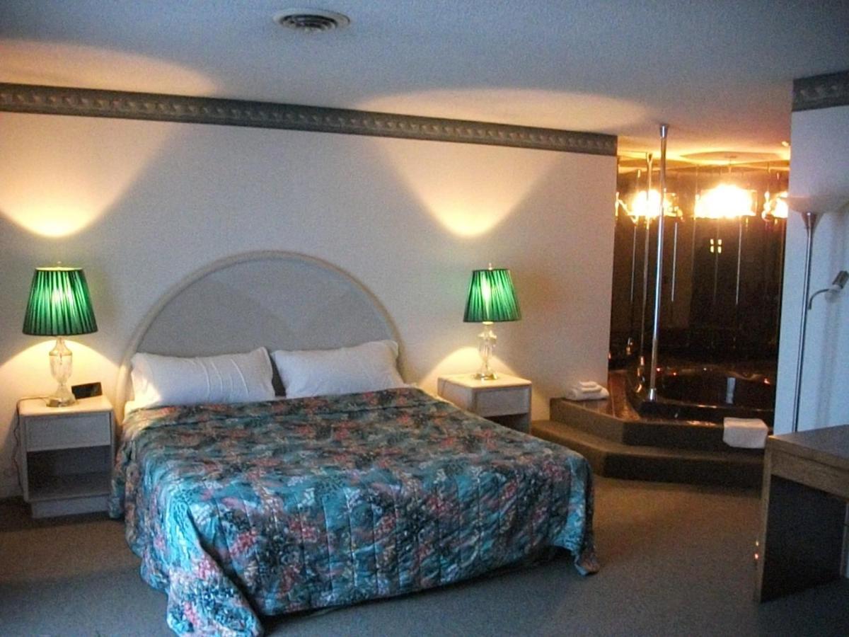 Knights Inn Mackinaw City Room photo