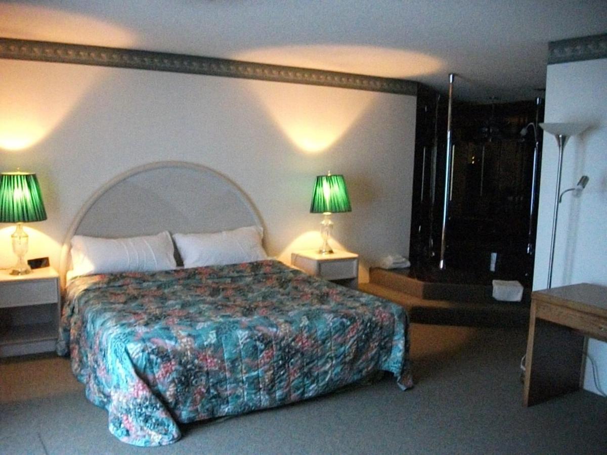Knights Inn Mackinaw City Room photo